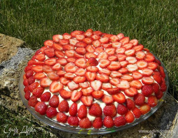 Сверху на крем раскладываем  клубнику, я разрезала её на половинки, и в холодильник. Или как я в морозилку на 2 часа и кушала!!))) Приятного всем аппетита!!