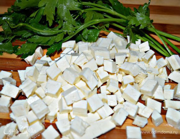 А также нарежьте адыгейский сыр (фету или брынзу), свежую зелень.
