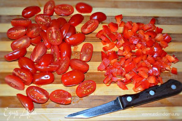 Сладкий перец нарежьте кубиками, а помидоры - пополам.