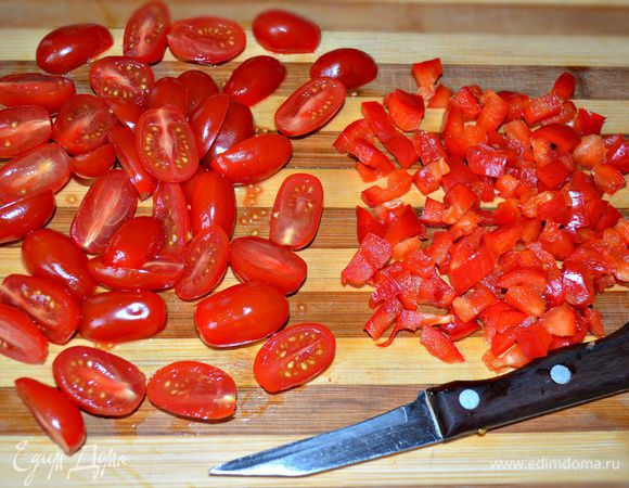 Сладкий перец нарежьте кубиками, а помидоры - пополам.
