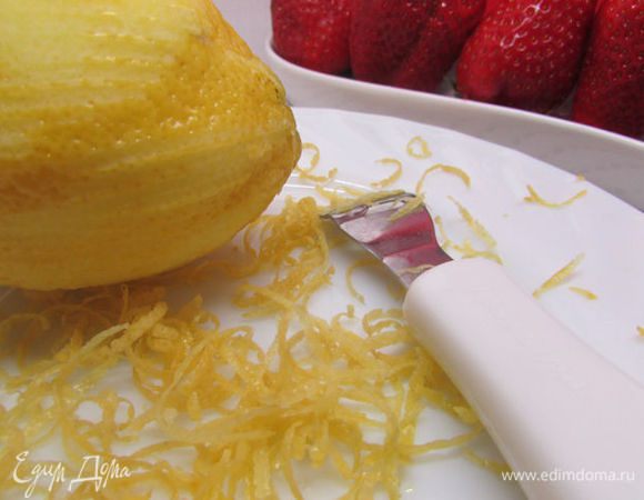 Промойте лимон в горячей воде, просушите и натрите цедру на тёрке тонкими полосками.