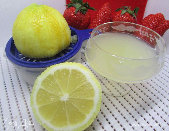 Лимон разрежьте пополам. Из одной половины отожмите сок.