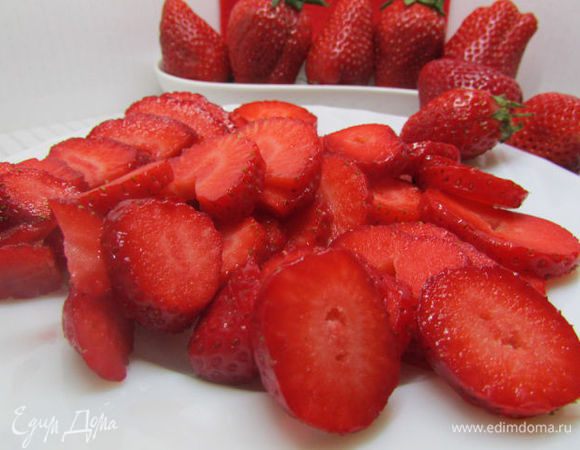 Клубнику промойте, очистите от плодоножек. 200 г ягод нарежьте пластинками.