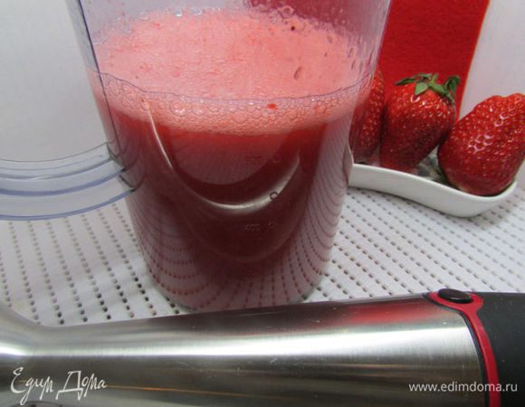 Остальную клубнику поместите в чашу блендера, добавьте сахар (я не добавляла, очень сладкая клубника), охлаждённый яблочный сок, ванильный сахар. Измельчите погружным блендером до состояния пюре. Затем добавьте лимонный сок и хорошо перемешайте.
