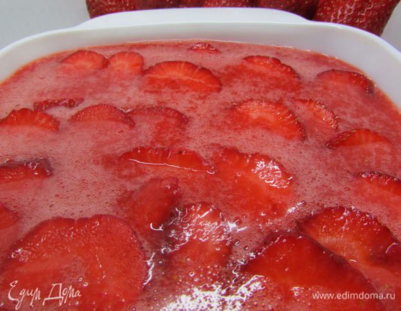 Нарезанные ягоды клубники добавьте в суп и поставьте в холодильник на 20-30 минут.