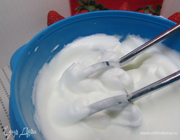 Для клёцек взбейте белки миксером с насадками-венчиками, добавив по щепотке соли и сахара.