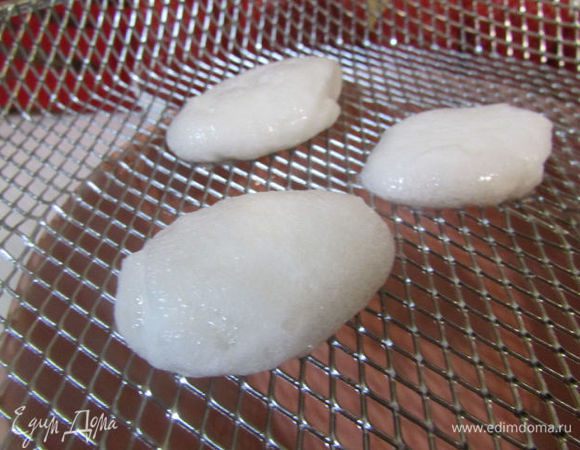 Извлеките клёцки из воды шумовкой. Дайте воде стечь.