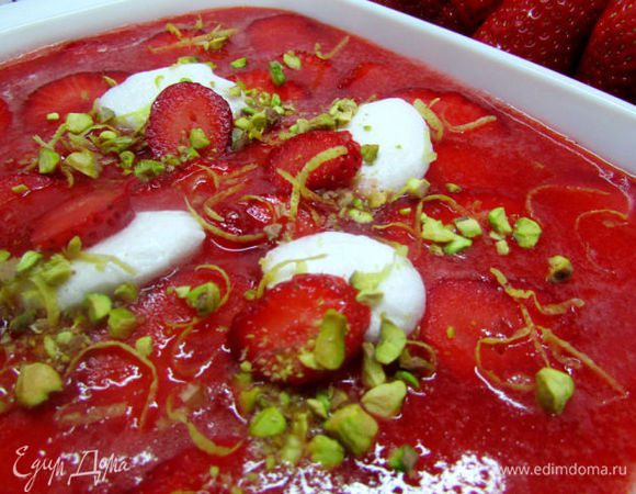 Украсьте холодный суп клёцками. Посыпьте фисташками и лимонной цедрой.
Приятного аппетита!