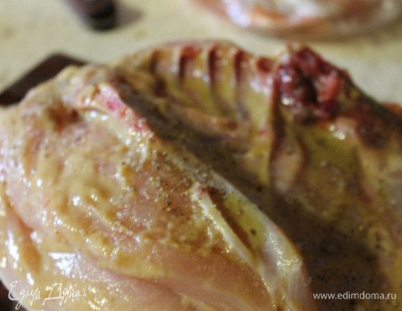 Половинку курицы обмазать горчицей со всех сторон, посолить и поперчить. Положить в форму поверх овощей.