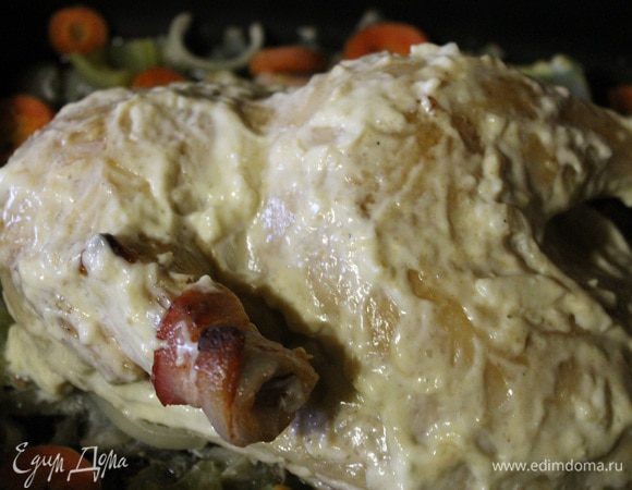 Через 25 минут достать курочку. Смешать майонез и два зубка чеснока пропущенных через пресс, посолить, и обмазать этой смесью курочку. Вернуть ее в духовку, запекать при температуре 200 градусов 15-20 минут, до румяной корочки.