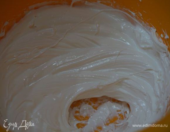 Начнем с теста. Белки взбиваем с сахаром (или сахарной пудрой) до густого состояния.