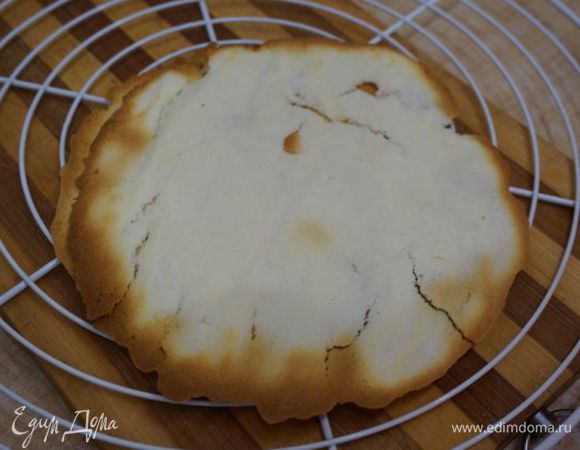 Края зазолотились - пора снимать и остудить. У меня получилось 6 небольших коржей.