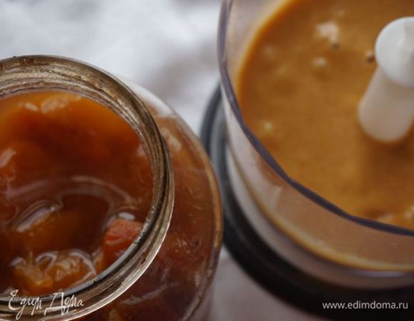 Абрикосовое варенье (у меня домашнее - половинки абрикос) измельчить в блендере. Можно использовать джем - еще лучше. Перетереть через сито (по желанию), подогреть в СВЧ или на слабом огне до горячего состояния.