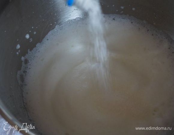 Белки взбить с лимонной кислотой.