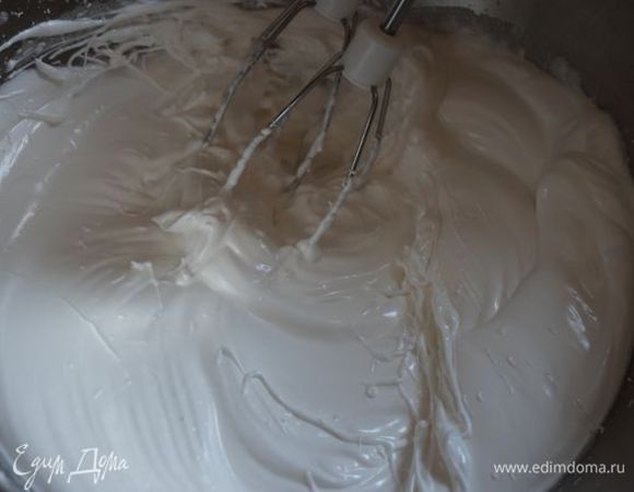 Добавить сахар и взбить до образования пены.