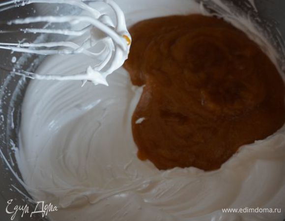 Добавить джем/варенье, взбивать несколько минут до густой устойчивой пены.