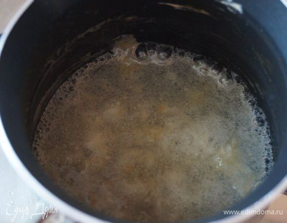 Агар в это время закипятить, влить во взбитые белки,