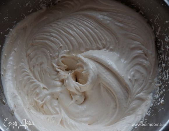 Продолжить взбивать до получения однородной гладкой массы.