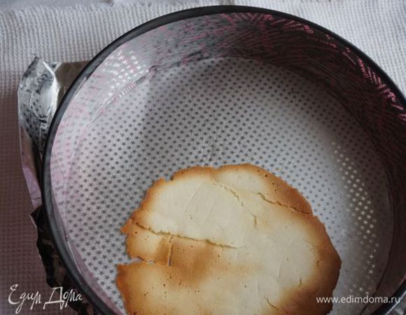 Форму (у меня 26 см) застелить пищевой пленкой или фольгой, вдоль стенки проложить ацетатную пленку. Выложить на дно 2 коржа (внахлест).