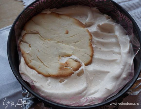 Накрыть порцией суфле, положить еще 2 коржа, сверху тонкий слой суфле.