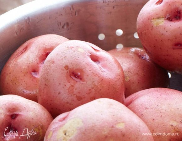 Молодой картофель очистить и отварить в подсоленной воде до готовности. Заправить маслом и черным перцем.