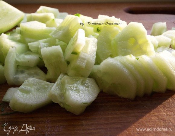 Огурцы и зелень измельчаем. Отправляем в миску к ветчине, добавляем соль и перец по вкусу. Многие солят окрошку в конце, но я добавляю соль сразу, поэтому огурцы не будут пресными и  впитают соль.