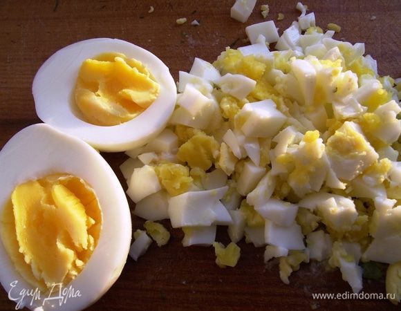 Мелко нарезаем вареные яйца, зеленый лук, укроп и добавляем к огурцам и ветчине. 