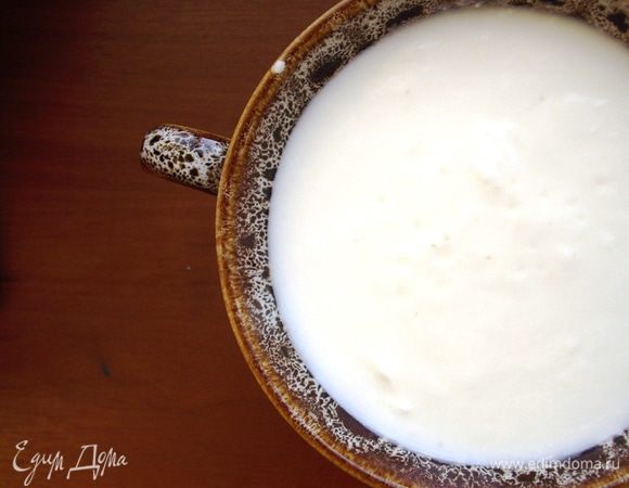 Охлажденный кефир выливаем к нашему «оливье» и хорошо перемешиваем.