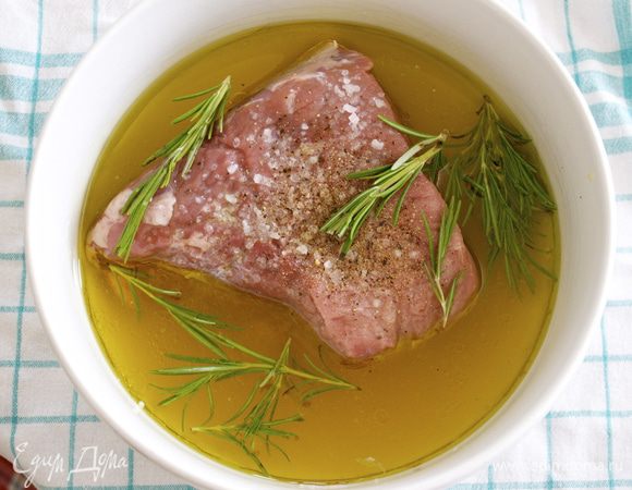 Замариновать кусок мяса минимум на 2 часа в смеси оливкового масла, белого винного уксуса, вина, соли и перца с добавлением розмарина. Пару раз перевернуть.