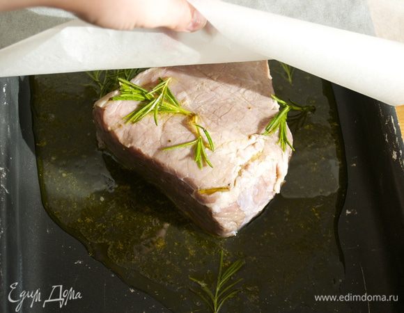 Затем выложить мясо на противень с высокими бортиками. Вылить на мясо часть маринада. И закрыть большим листом пекарской бумаги, чтобы она максимально закрывала сам противень с мясом.