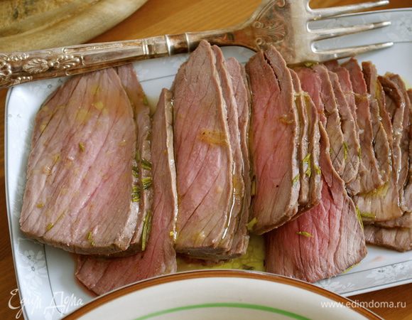 Запечь мясо в разогретой до 180°C духовке в течение 25 минут (время запекания учитывает умеренную степень прожарки мяса. Оно получается слегка розового цвета, без крови.) Время запекания может меняться в зависимости от веса мяса. Однако не следует держать мясо намного дольше указанного времени, чтобы не пересушить его! Такая разновидность запекания делает мясо очень нежным и вкусным!