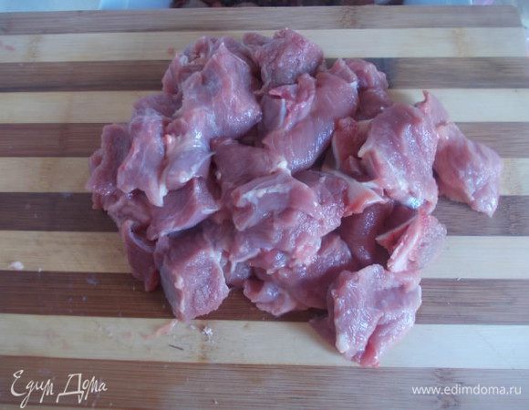 Говядину порезать кубиком.