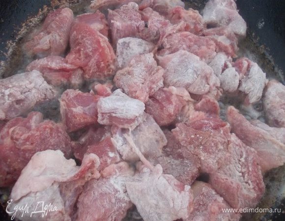 Мясо посолить,поперчить и обсыпать мукой. Обжарить до золотистой корочки на раскаленном масле.