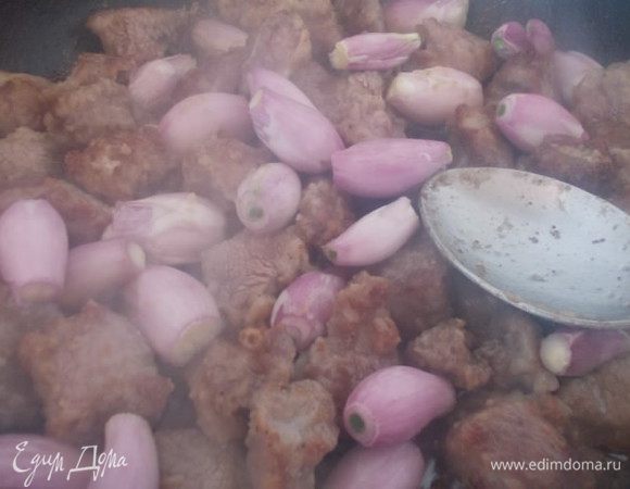 Добавить почищенный лук,накрыть крышкой и протушить немного в масле.