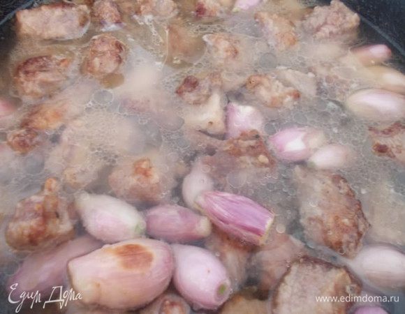 Минут через 10-15 влить 1 литр воды,или бульона.