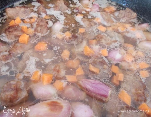 Добавить морковь порезанную кубиками,накрыть крышкой  и поставить тушить на маленький огонь.