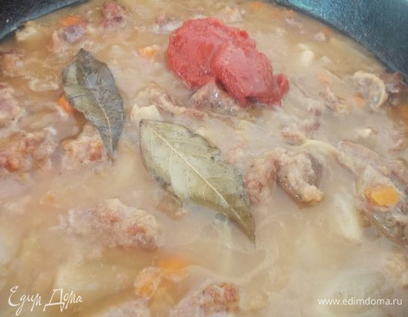 Когда мясо станет мягким,добавить томатную пасту,лавровый лист и тимьян, можно подлить водички. Хорошо перемешать.