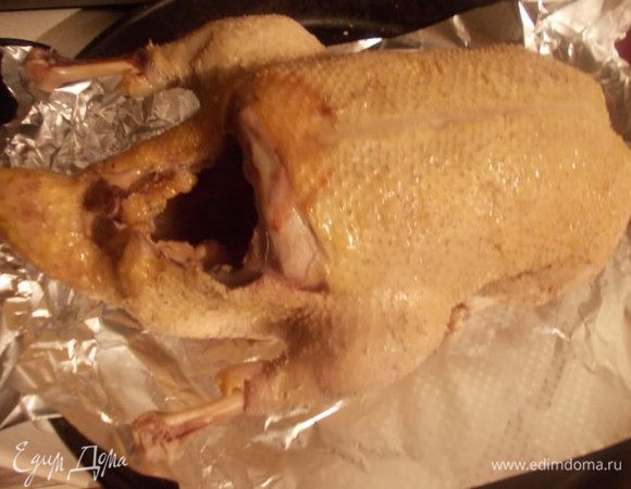 Утку залить горячей водой, добавить лавровый лист, перец горошком,лук,в общем,все то,что вы добавляете в бульон. Когда закипит,сделать маленький огонь и варить один час,если молодая уточка,то можно уменьшить время,главное проварить до полу готовности. Вынуть из бульона и хорошо натереть солью. Выложить на фольгу.