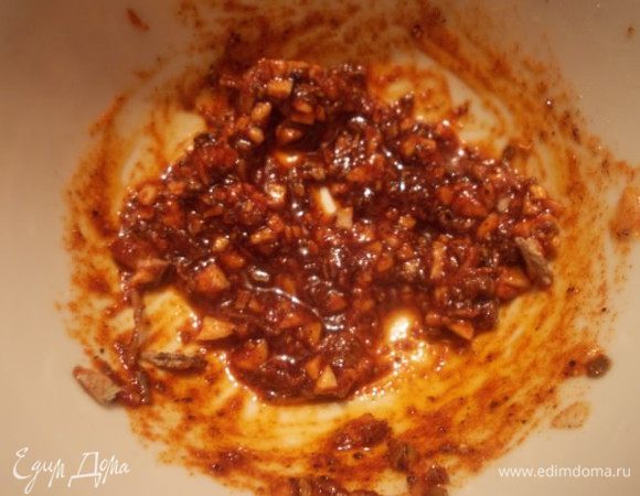 Измельчить чеснок и добавить к специям+масло и хорошенько растереть. 