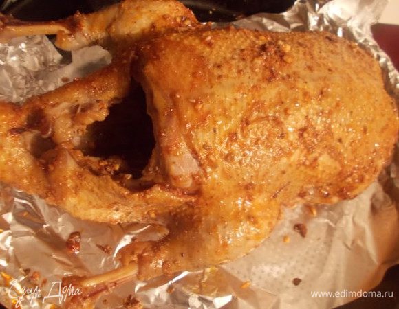 Обмазать утку,накрыть сверху фольгой и отправить в духовку 180С, на 1 час,затем,снять фольгу,добавить 200С,добавить яблоки и ещё отправить на пол часа.