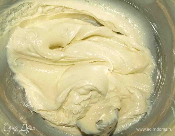 Масло заранее настоять до комнатной температуры. В небольшой кастрюле или миске соединить яйца с сахаром. Взбиваем  на водяной бане (не даем нагреться больше 45 градусов) до увеличения в объеме (в 3 раза). Снять с водяной бани и взбивать до полного остывания.
Масло взбиваем добела и постепенно соединяем две смеси. Не прекращая взбивать пока не образуется пышный крем. Добавить в крем ложку коньяка и хорошо перемешать. Добавки можно любые!