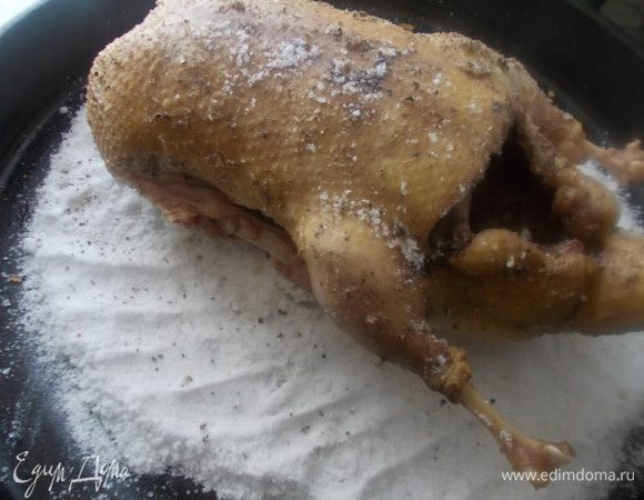 А вот так готовится утка на соли,насыпаем около 1 кг соли на противень,укладываем на соль полу-варенную утку,посоленную и поперченную и отправляем запекать до готовности,за пол часа добавить яблоки.