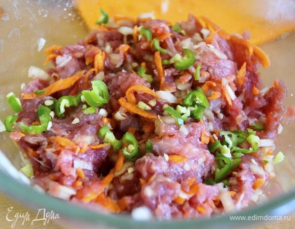 Пока варится картофель, необходимо сделать начинку для зраз. Для этого говядину очистить от лишних пленок и пропустить через мясорубку или блендер (должен получиться фарш). Лук мелко нарезать, морковь натереть на крупной терке, перчик нарезать тонкими колечками. Все перемешать, посолить и снова перемешать. 