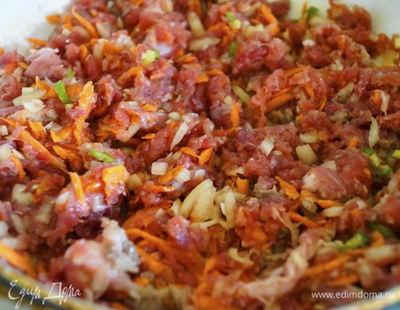 Фарш обжарить на растительном масле до готовности. 