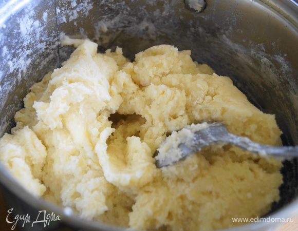 Картофель снят с огня, размять мялкой в однородное пюре. Дать немного остыть и добавить яйцо, энергично перемешать. Прибавить к картофельному пюре муку и тщательно вымешать. Если пюре будет жидковато, то добавить еще немного муки. Картофельное тесто не должно спадать с ложки.