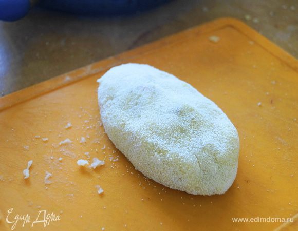 Защипать так чтобы получился пирожок или котлета. Обвалять в панировке. 