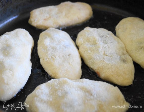 Обжарить зразы с двух сторон до золотистой корочки, примерно по 3-5 минут с каждой стороны.