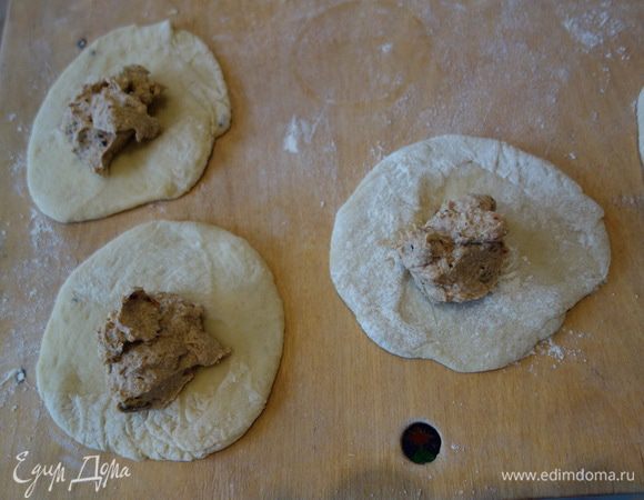 Сдобное дрожжевое тесто: сначала опару:пол ст.теплого молока+дрожжи+сахар 2 ст.л.+3-4 ст.л. муки перемешать накрыть оно должно подняться .
В глубокой чаше перемешиваем молоко +яйцо+под.масло (6-7 ст.л.)+соль+сахар+муку,добавляем опару и еще муки,тесто не должно липнуть у рукам и не должно быть крутым,поэтому муку добавлять понемногу замешивая рукой. Замесить в шар и поставить на 2.5-3 часа.
Муку указала в рецепте примерно.
Примечание через час после как мы поставили тесто в теплое место надо его примять немного,тесто должно подняться 2 раза.
Начинку: финики помыть,если сухие замочить в кипятке и удалить косточки, перемолоть в блендере до однородности перемешать с творогом.
Разделить тесто на комочки, раскатать и в центр начинку.
