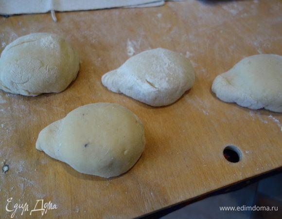 Защипнуть и придать вот такую форму обозначив голову.