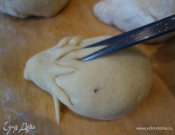 Ножницами стрижем иголочки.